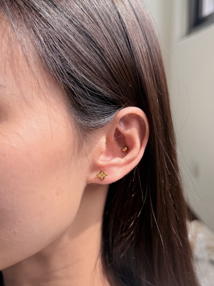 星刃｜5G十字星耳針 — 純金9999 (worn photo)