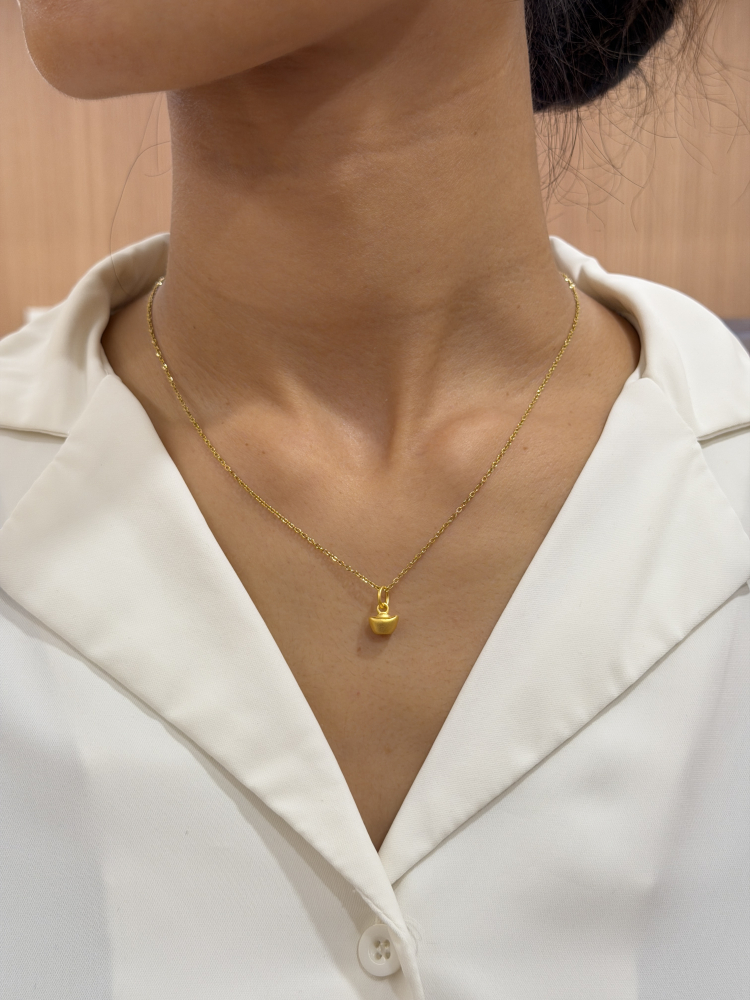招財元素|元寶小墜 — 純金9999 (worn photo)