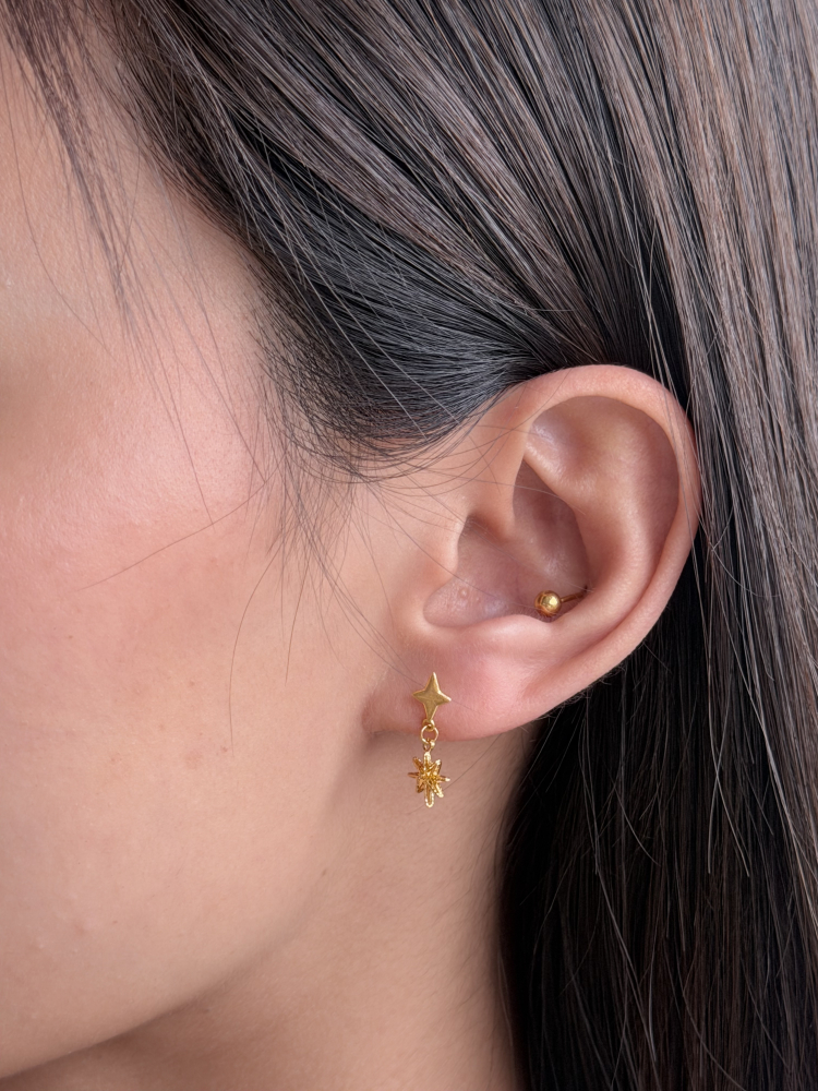 指引之星|5G垂吊星星耳針 — 純金9999 (worn photo)