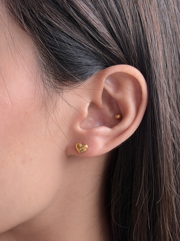 經典百搭|5G愛心耳針 — 純金9999 (worn photo)