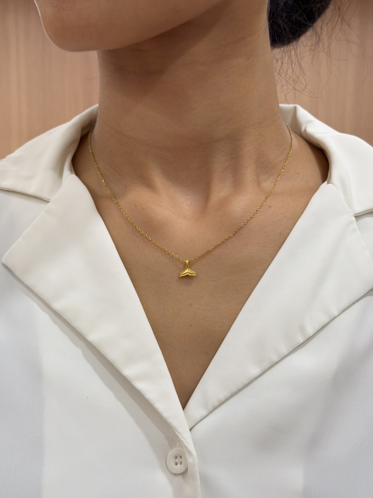 經典百搭|魚尾小墜 — 純金9999 (worn photo)