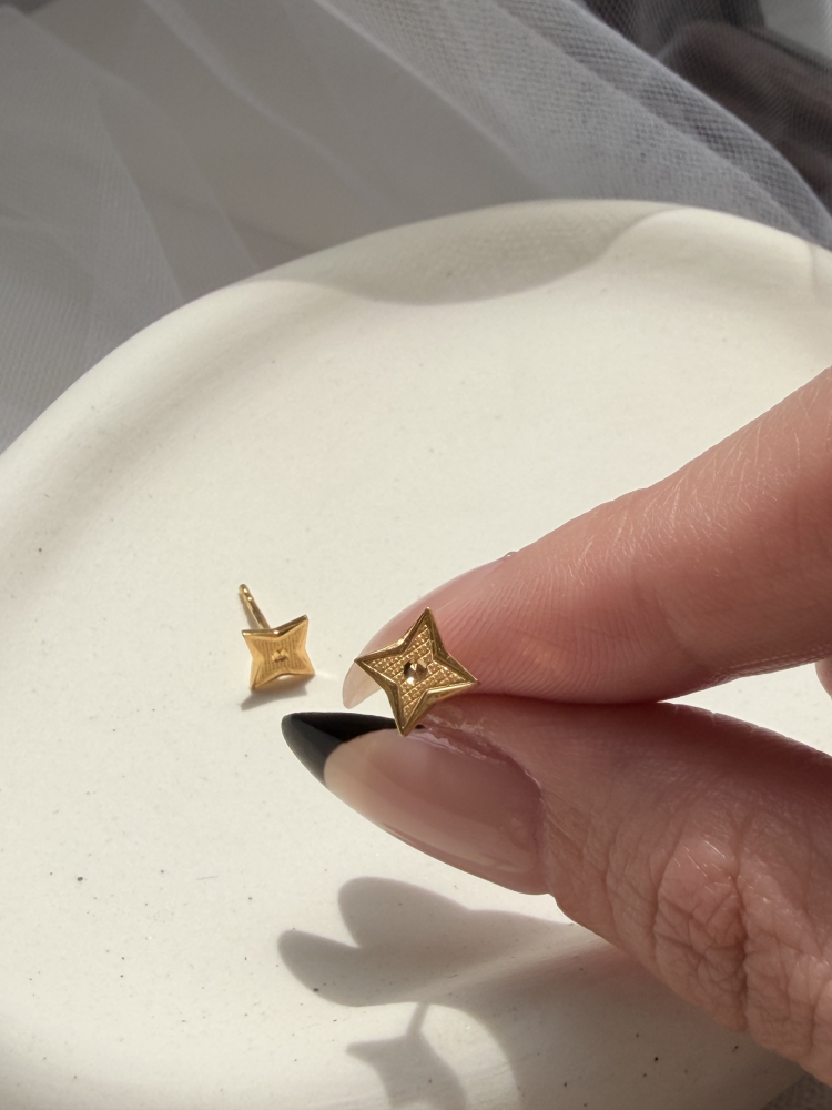 星刃｜5G十字星耳針 — 純金9999 (worn photo)