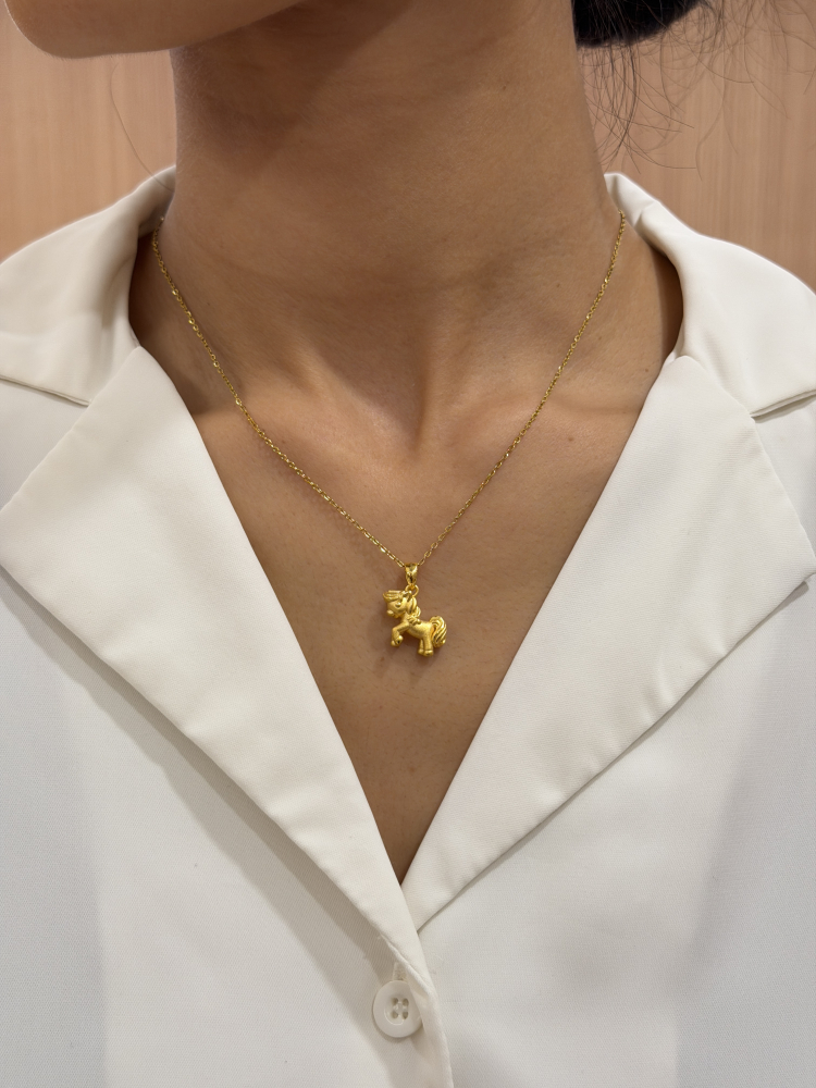馬年限定|彩虹小馬墜 — 純金9999 (worn photo)