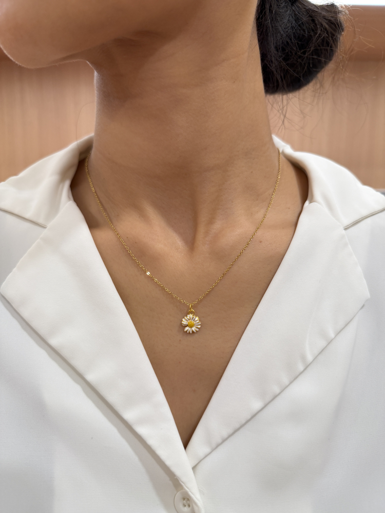 春季花語|雛菊小墜(白) — 純金9999 (worn photo)