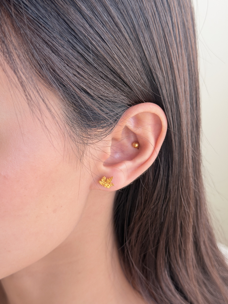 春意蔓延|5G葉片耳針 — 純金9999 (worn photo)