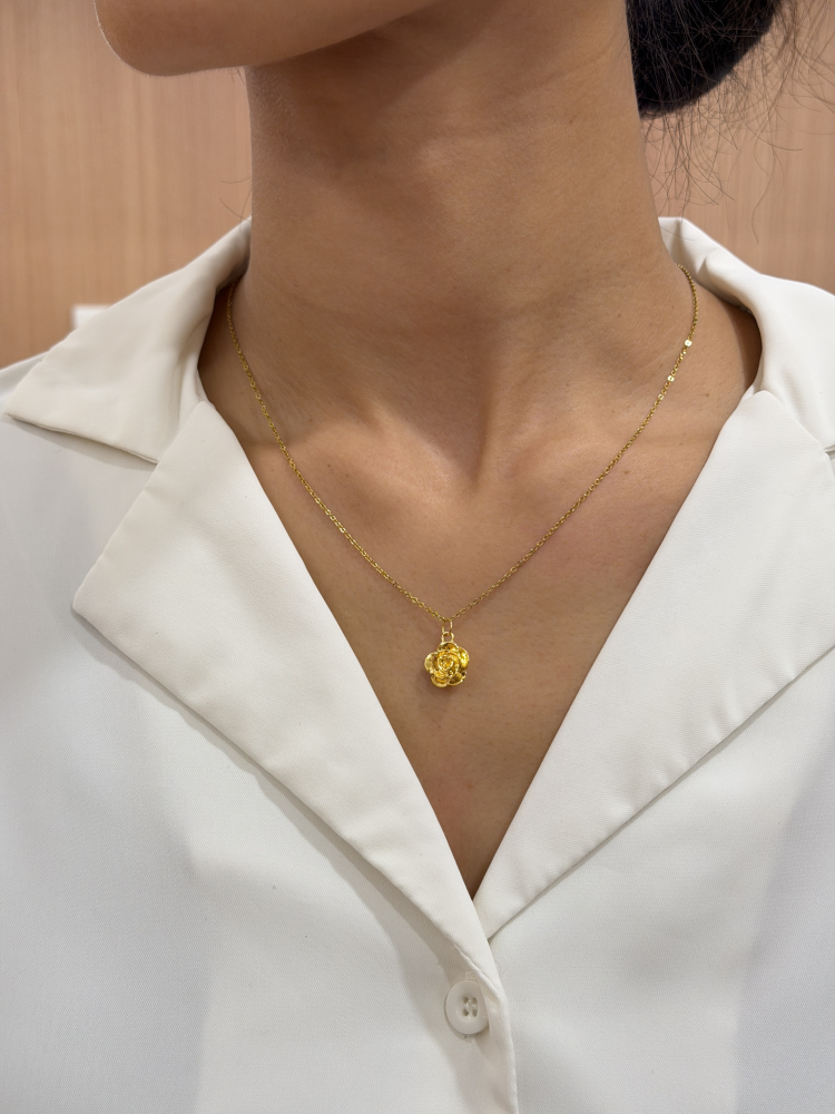 花語祝福|玫瑰小墜 — 純金9999 (worn photo)