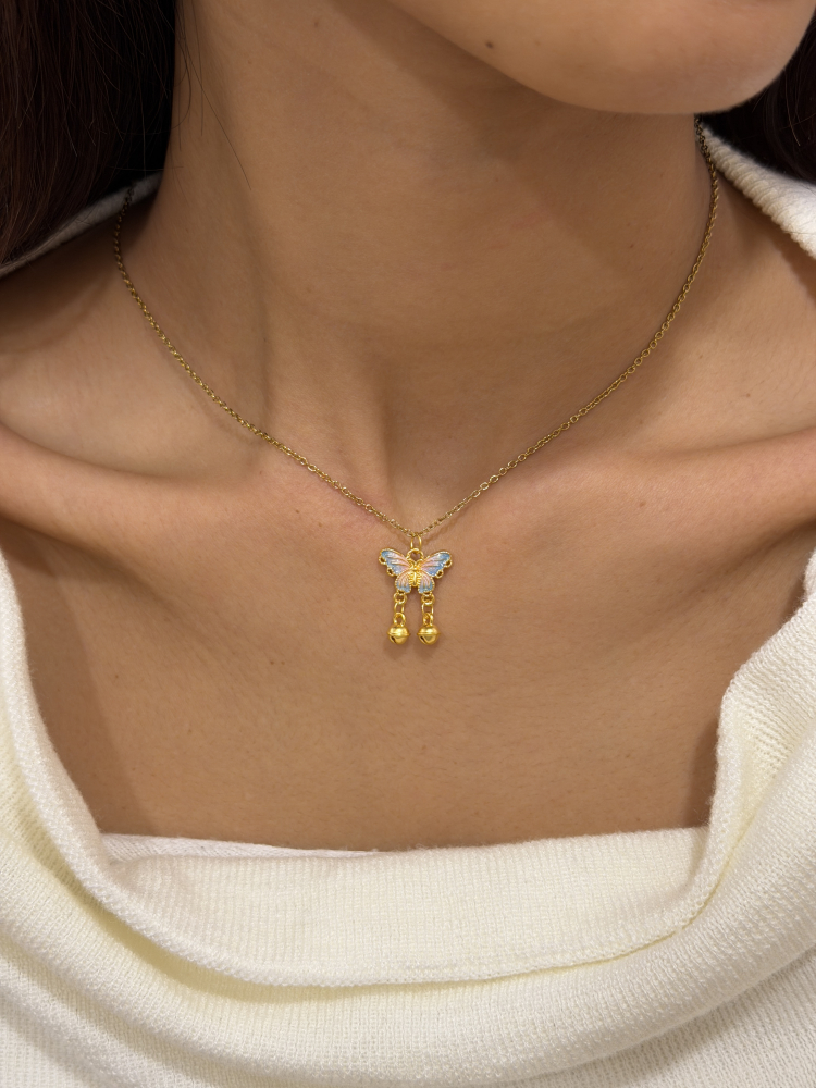 舞蝶翩翩|鈴鐺蝴蝶墜(藍) — 純金9999 (worn photo)