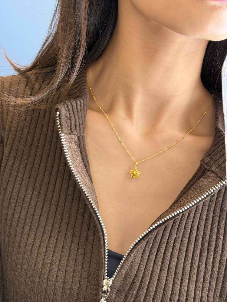 彩虹耀眼|5G金絲星星墜 — 純金9999 (worn photo)