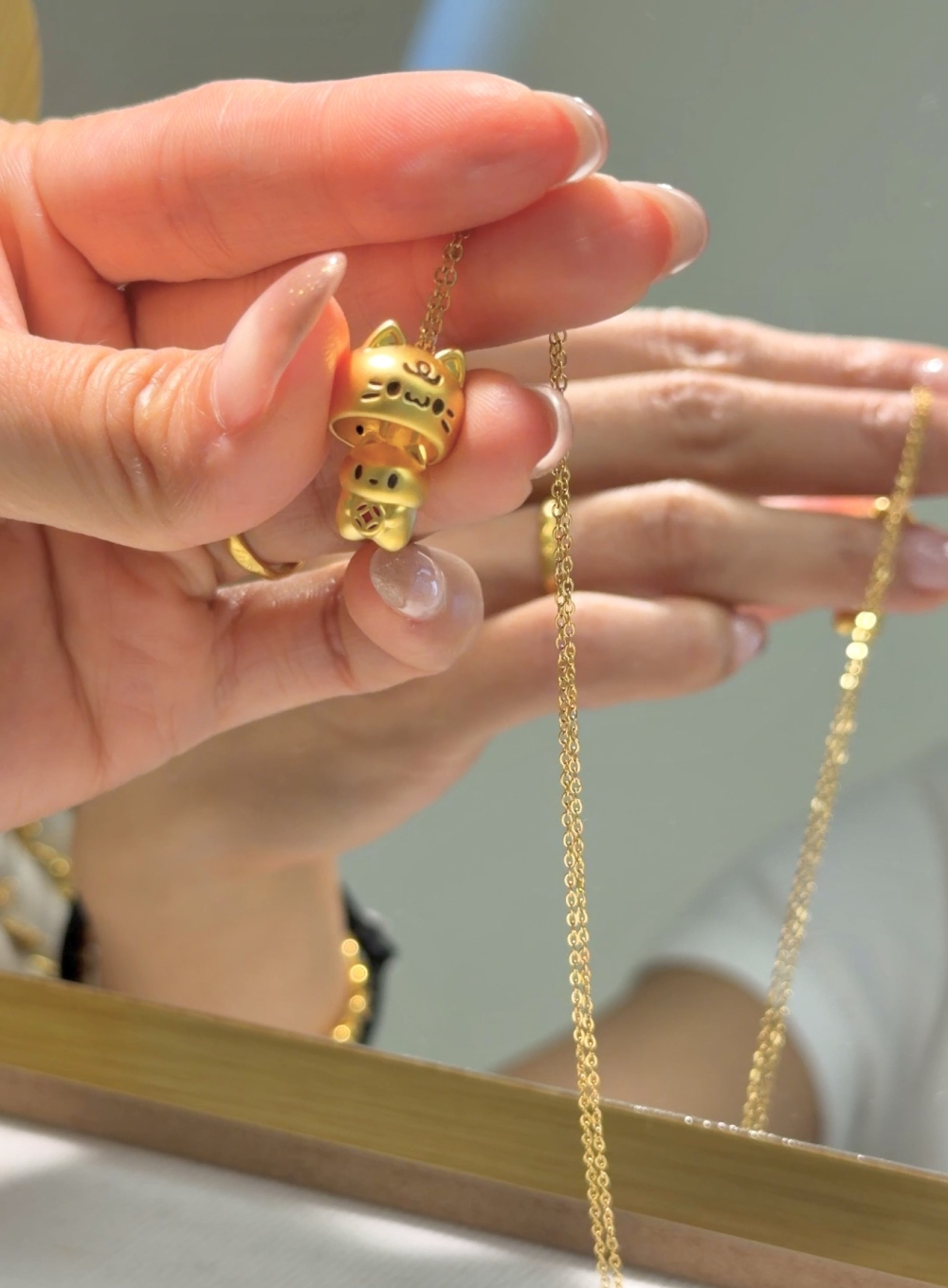 俏皮鈴鐺|躲貓貓墜 — 純金9999 (worn photo)