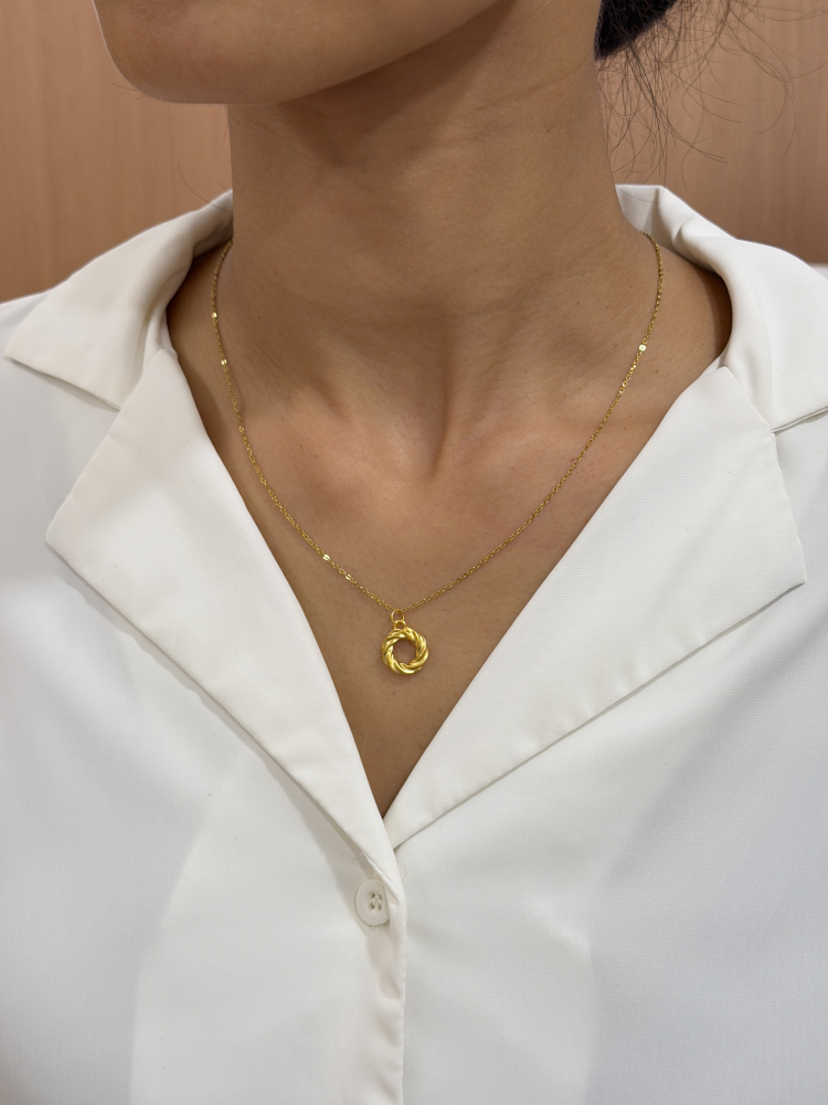 氣質擔當|麻花莫比墜 — 純金9999 (worn photo)