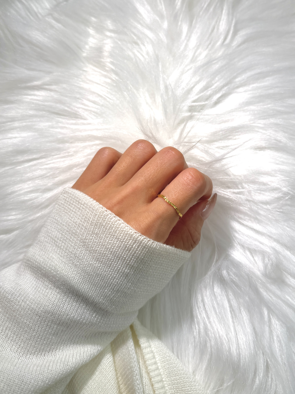 餘波盪漾|CNC波浪細戒 — 純金9999 (worn photo)