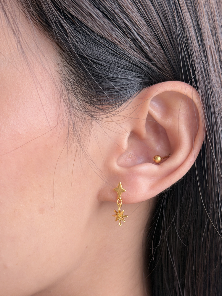 指引之星|5G垂吊星星耳針 — 純金9999 (worn photo)