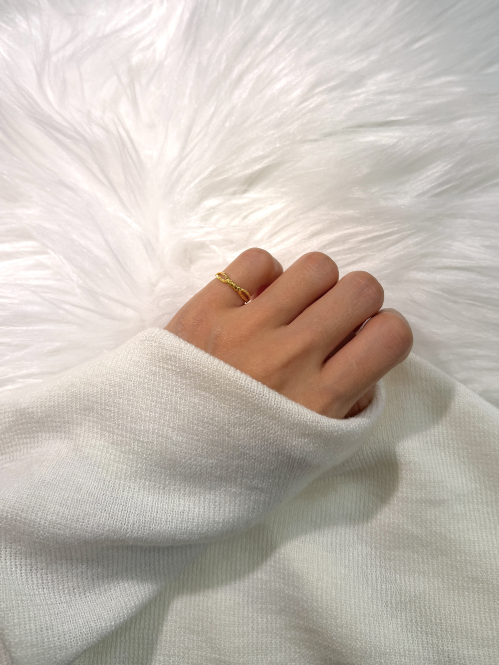 無限扭結尾戒 — 純金9999 (worn photo)