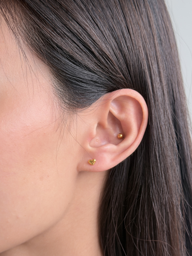 經典百搭|5G小愛心耳針 — 純金9999 (worn photo)