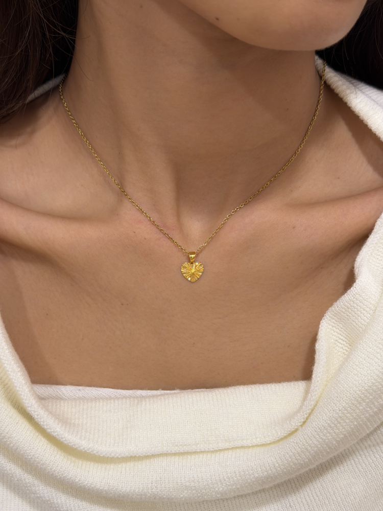 彩虹金絲|5G愛心墜 — 純金9999 (worn photo)