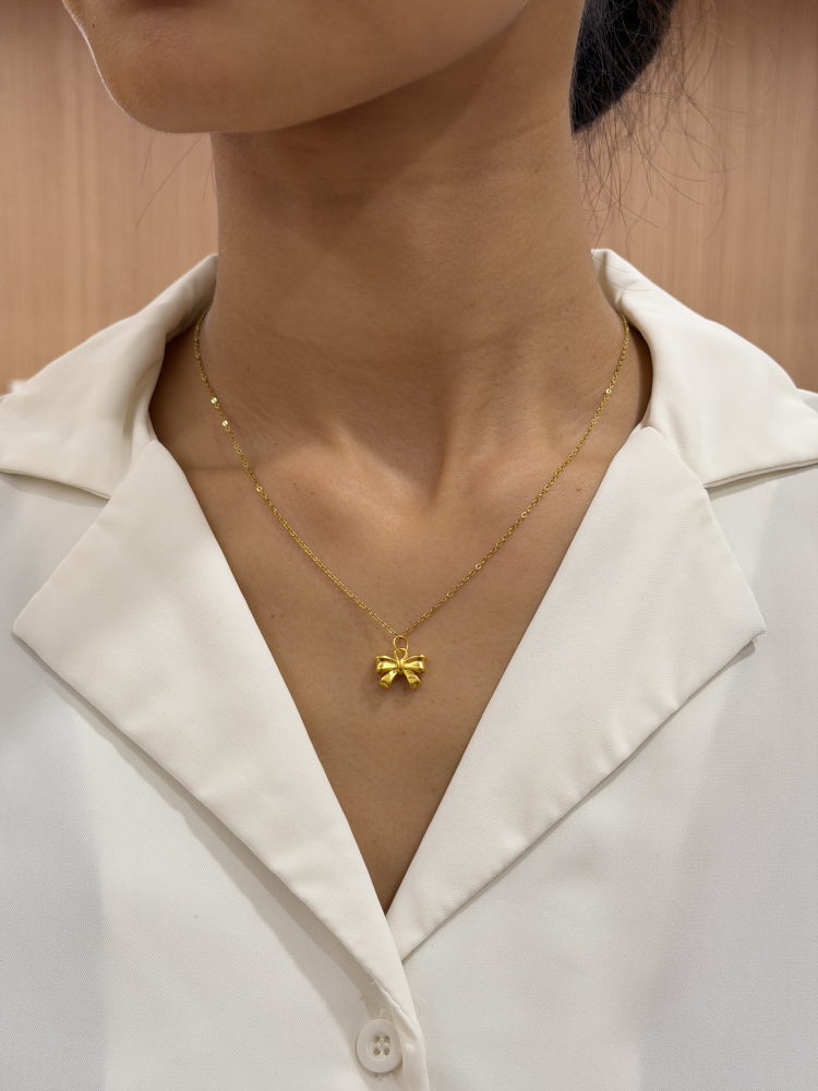 日系可愛|蝴蝶結小墜 — 純金9999 (worn photo)