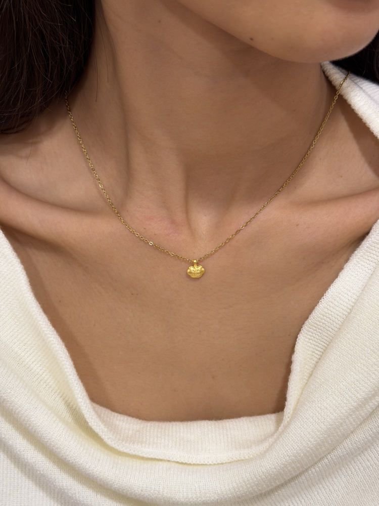 福氣寓意|長命鎖小墜 — 純金9999 (worn photo)
