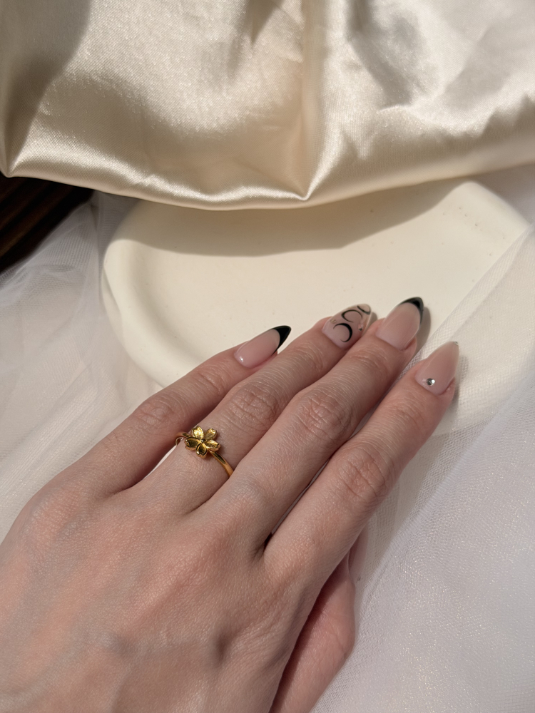 初櫻｜5G日系櫻花戒 — 純金9999 (worn photo)