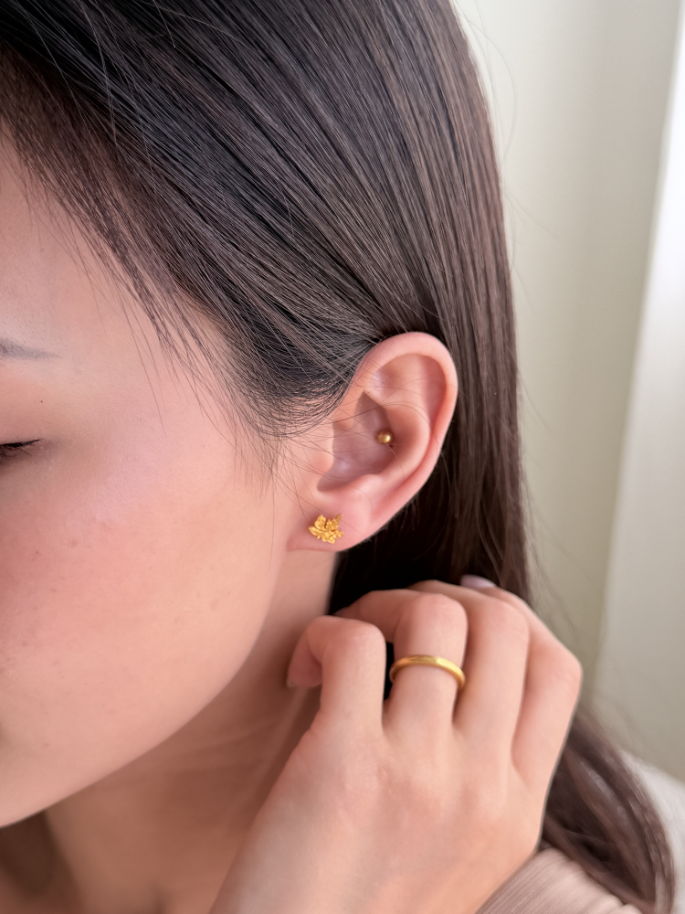 春意蔓延|5G葉片耳針 — 純金9999 (worn photo)