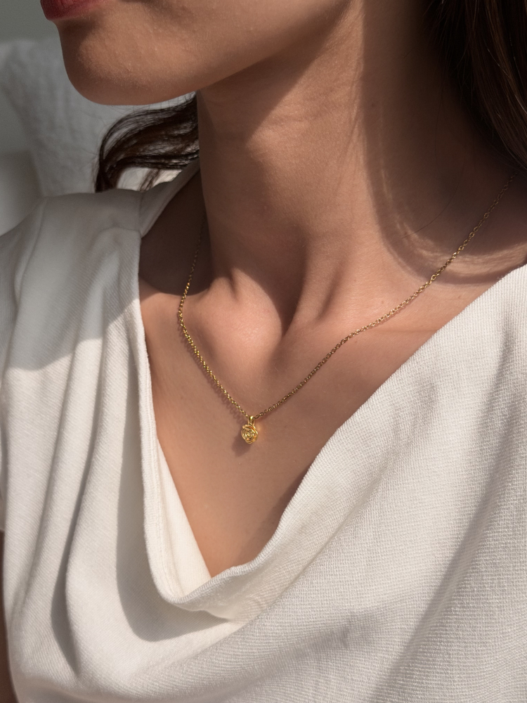 金色花期|玫瑰小墜 — 純金9999 (worn photo)