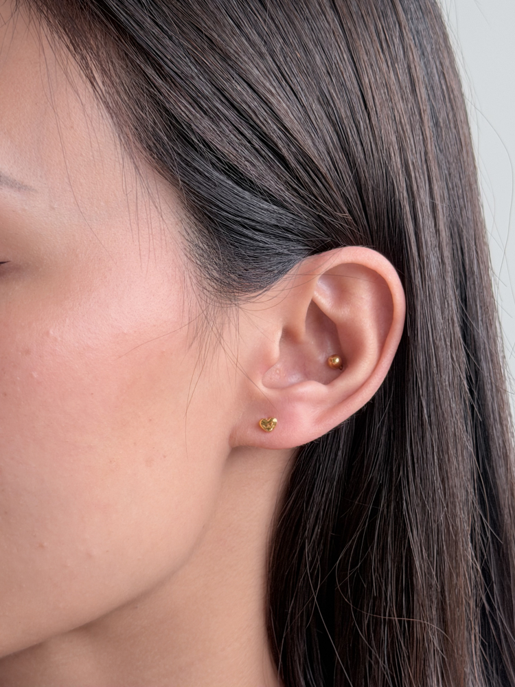 經典百搭|5G小愛心耳針 — 純金9999 (worn photo)