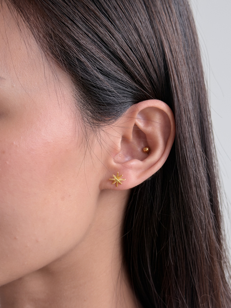 夜空中最亮的星|5G星星耳針 — 純金9999 (worn photo)
