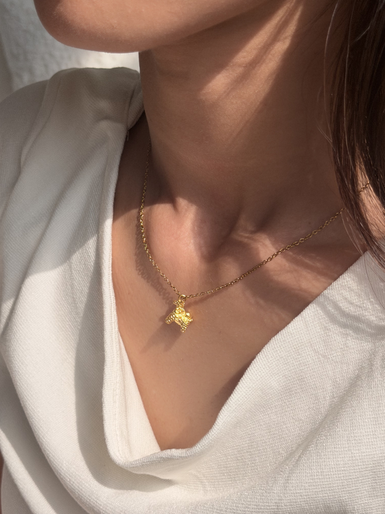 捲雲小駒|捲捲毛小馬墜 — 純金9999 (worn photo)