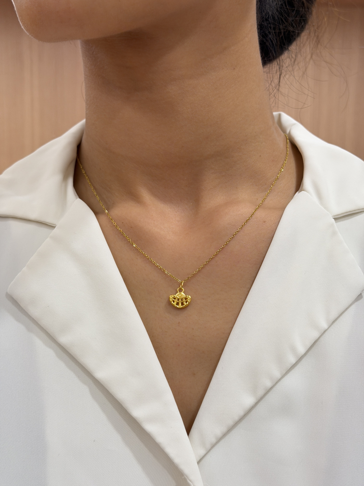 小橘子|元寶算盤小墜 — 純金9999 (worn photo)