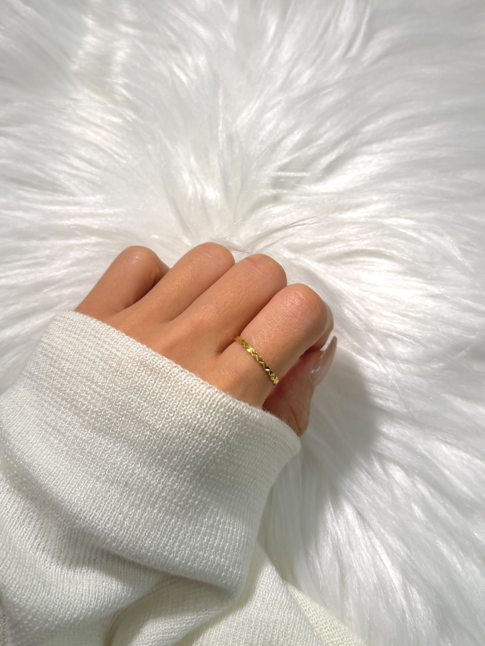 質感交格|CNC菠蘿細戒 — 純金9999 (worn photo)