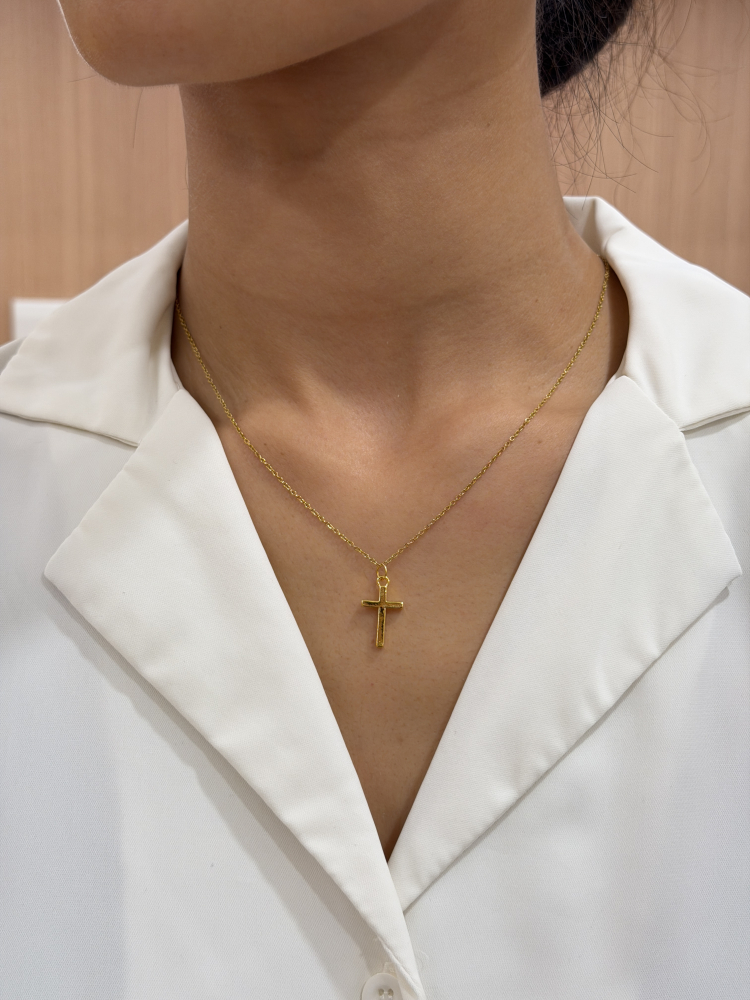 經典|小十字架墜 — 純金9999 (worn photo)