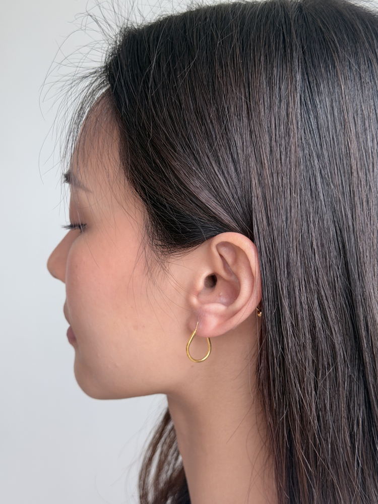 極簡大方|5G水滴耳圈 — 純金9999 (worn photo)