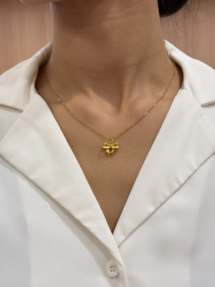 韓系浪漫|蝴蝶結小墜(霧面) — 純金9999 (worn photo)