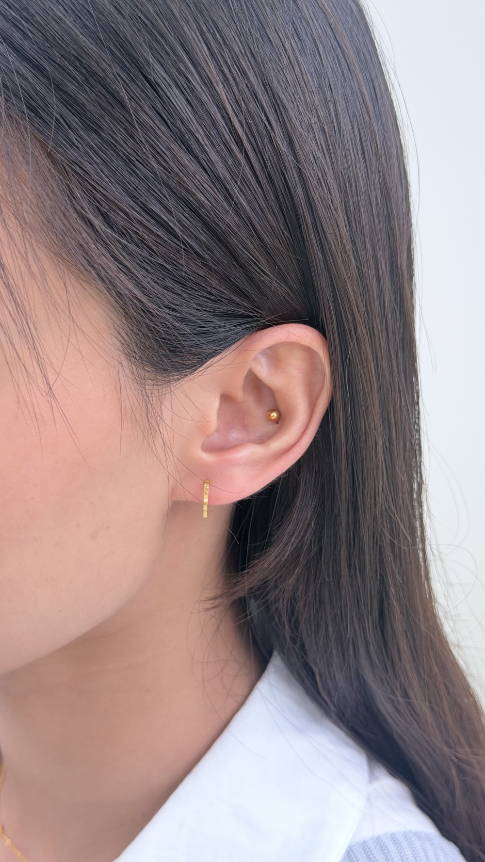 極簡百搭|5G刻面歐美小耳圈(1.1cm) — 純金9999 (worn photo)