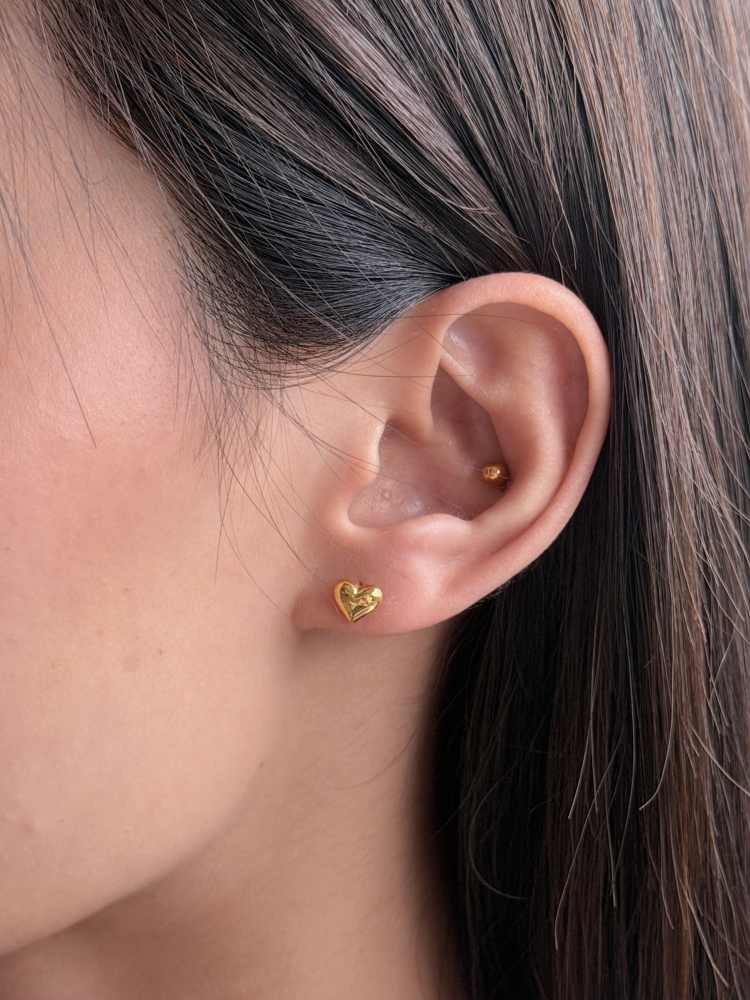 經典百搭|5G愛心耳針 — 純金9999 (worn photo)