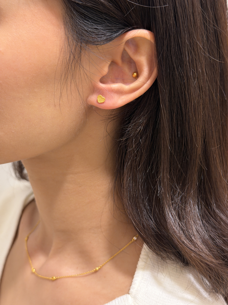 仙女亮粉|5G愛心耳針 — 純金9999 (worn photo)