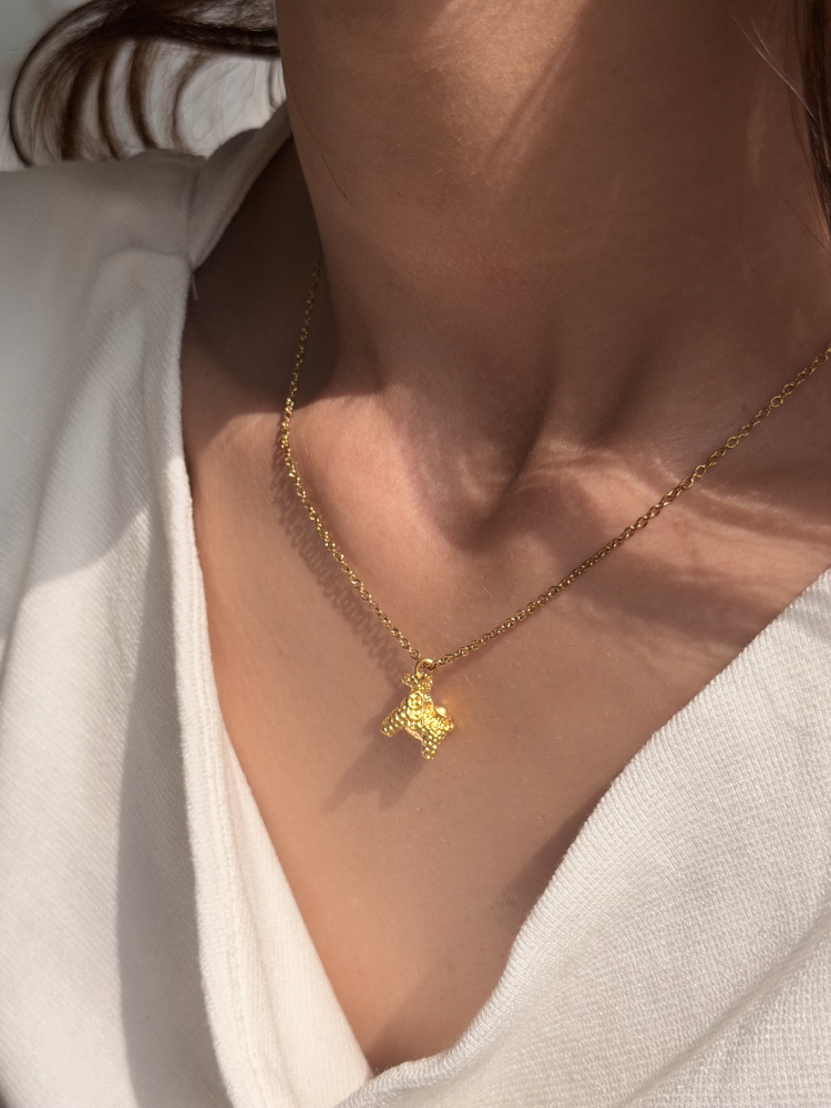 捲雲小駒|捲捲毛小馬墜 — 純金9999 (worn photo)