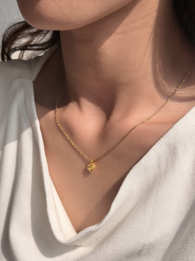 金色花期|玫瑰小墜 — 純金9999 (worn photo)