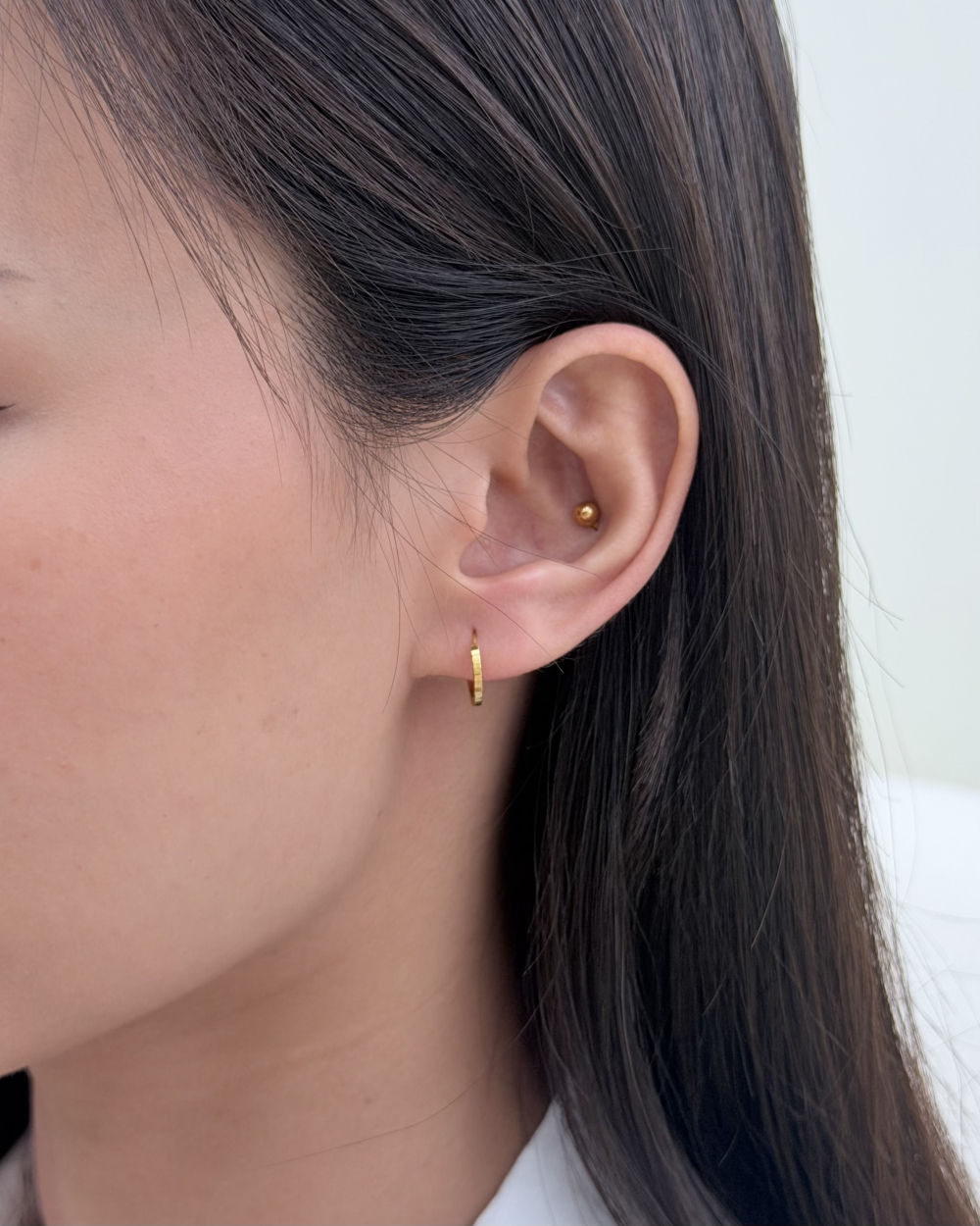 極簡百搭|5G斜刻歐美小耳圈(1.1cm) — 純金9999 (worn photo)