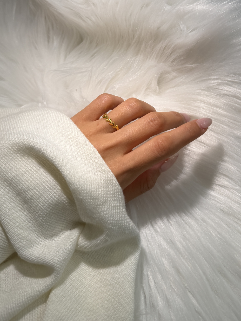 女神降臨|5G桂冠戒 — 純金9999 (worn photo)